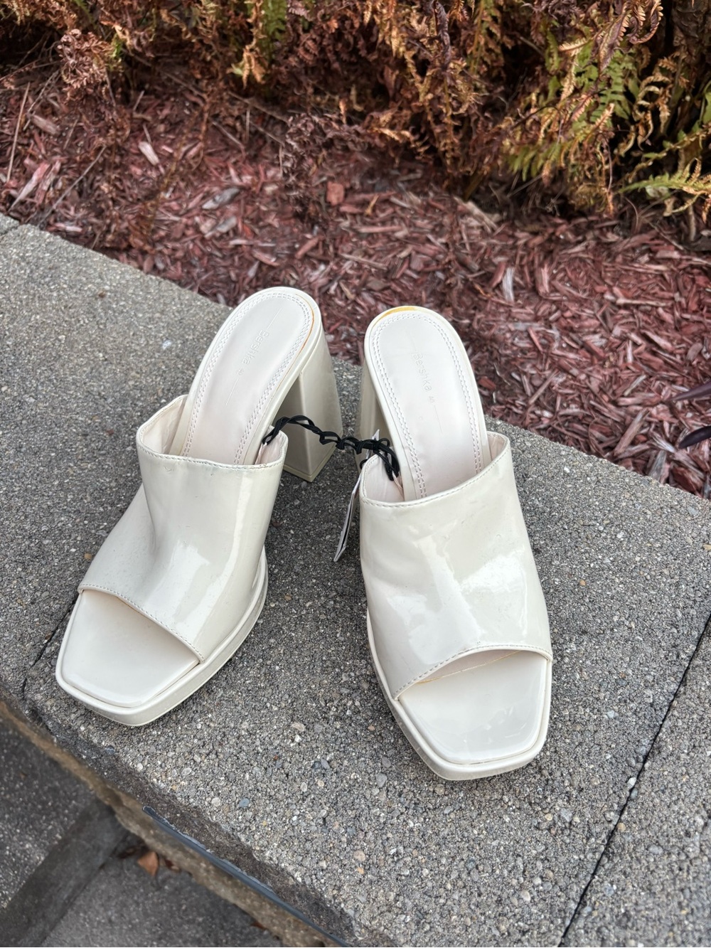NWT Cream Patent Open-Square Toe Block Heel Mules
